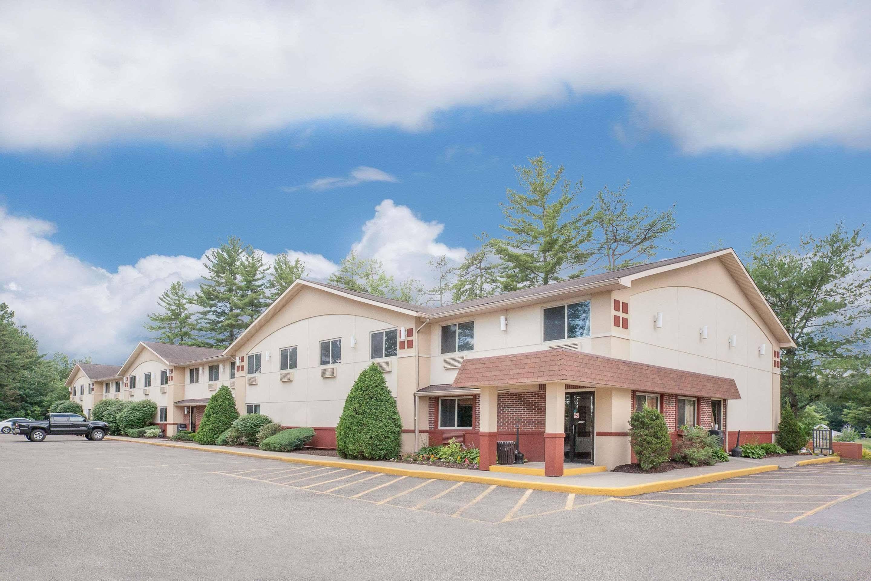 Super 8 By Wyndham Queensbury Glens Falls Eksteriør bilde